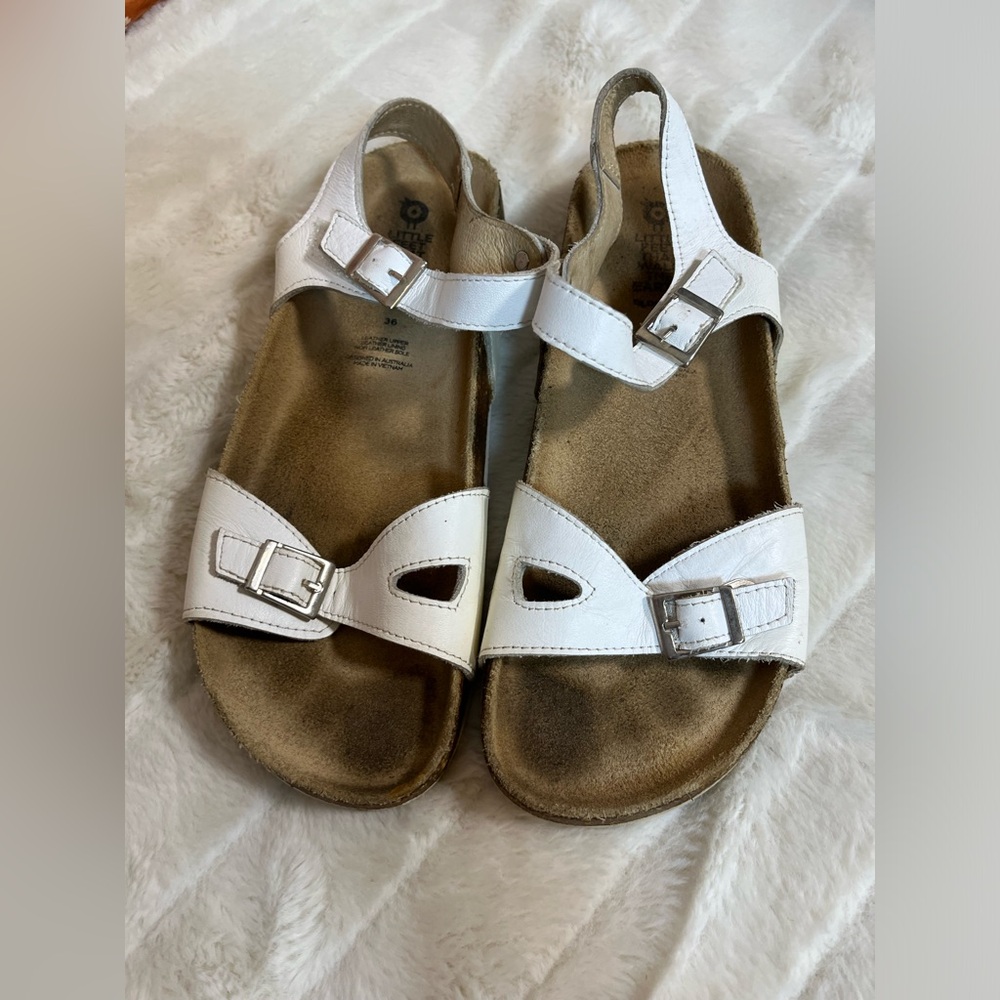 OldSoles Girls 4 White Leather Spring Summer Sandals Preppy City Weekend Classic